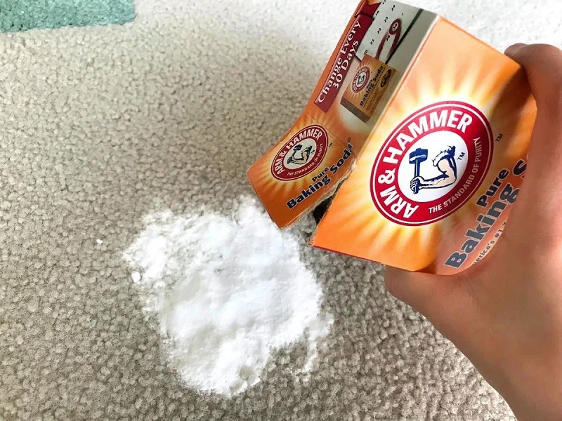 Sử dụng baking soda loại bỏ mùi hôi của thảm