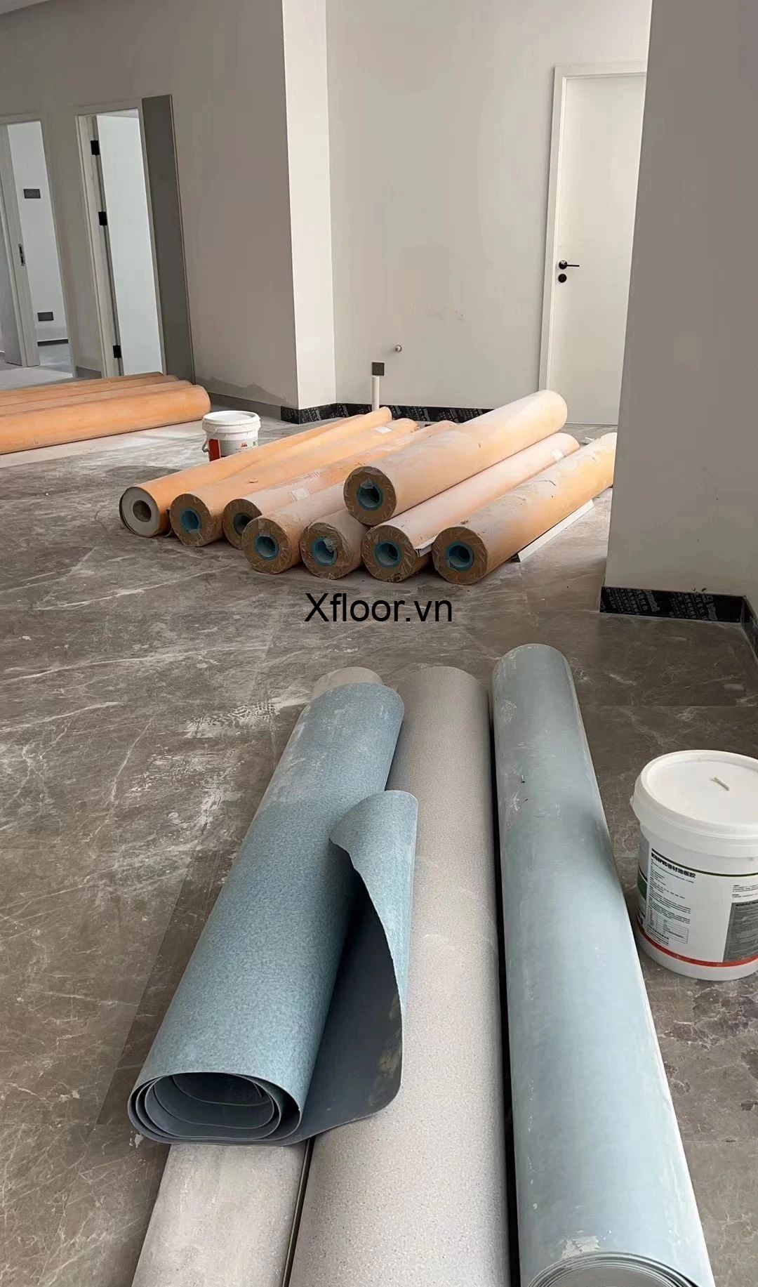 Ra hàng chuẩn bị thi công sàn cuộn vinyl